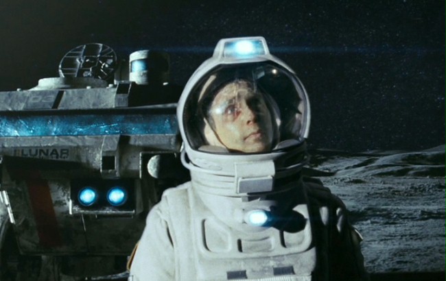 zdjęcie: mężczyzna w stroju astronauty na tle statku kosmicznego