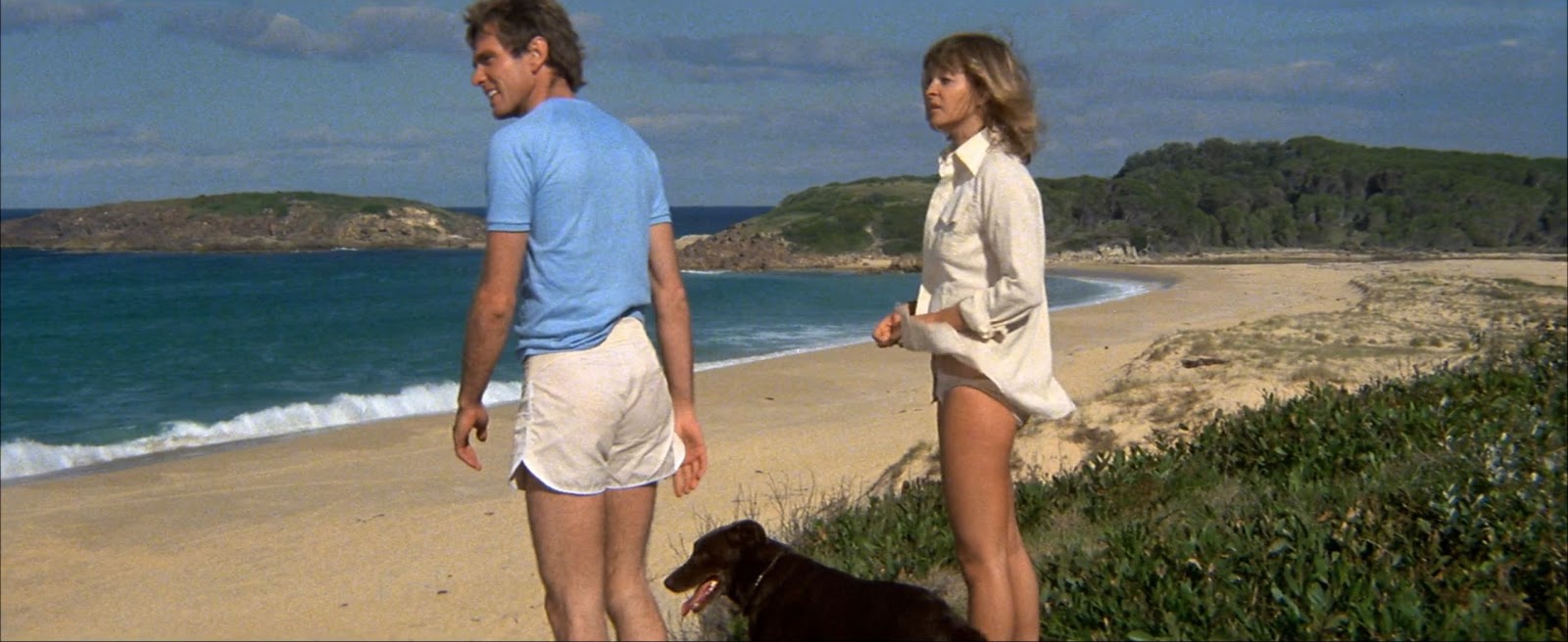 zdjęcie: kobieta, mężczyzna i pies na plaży