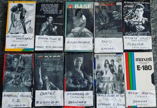 zdjęcie: okłatki VHS kultowych filmów z odręcznie napisanymi słowackimi tytułami