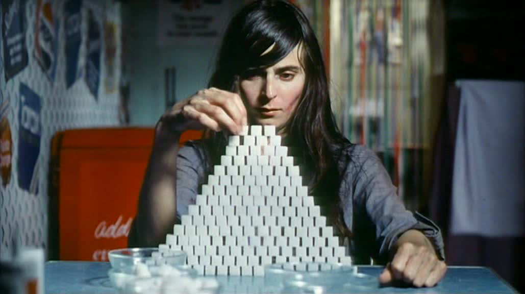 zdjęcie: kobieta układająca wieżę z kostek cukru