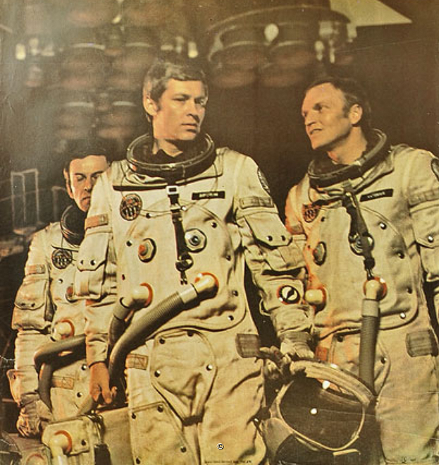 zdjęcie: trzech mężczyzn w strojach astronautów
