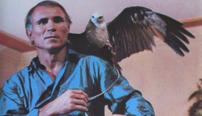 zdjęcie: mężczyzna z ptakiem na ramieniu