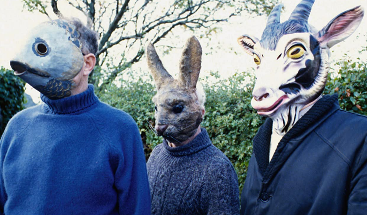 zdjęcie: trzy osoby w maskach zwierzęcych - ryby, zająca i kozy
