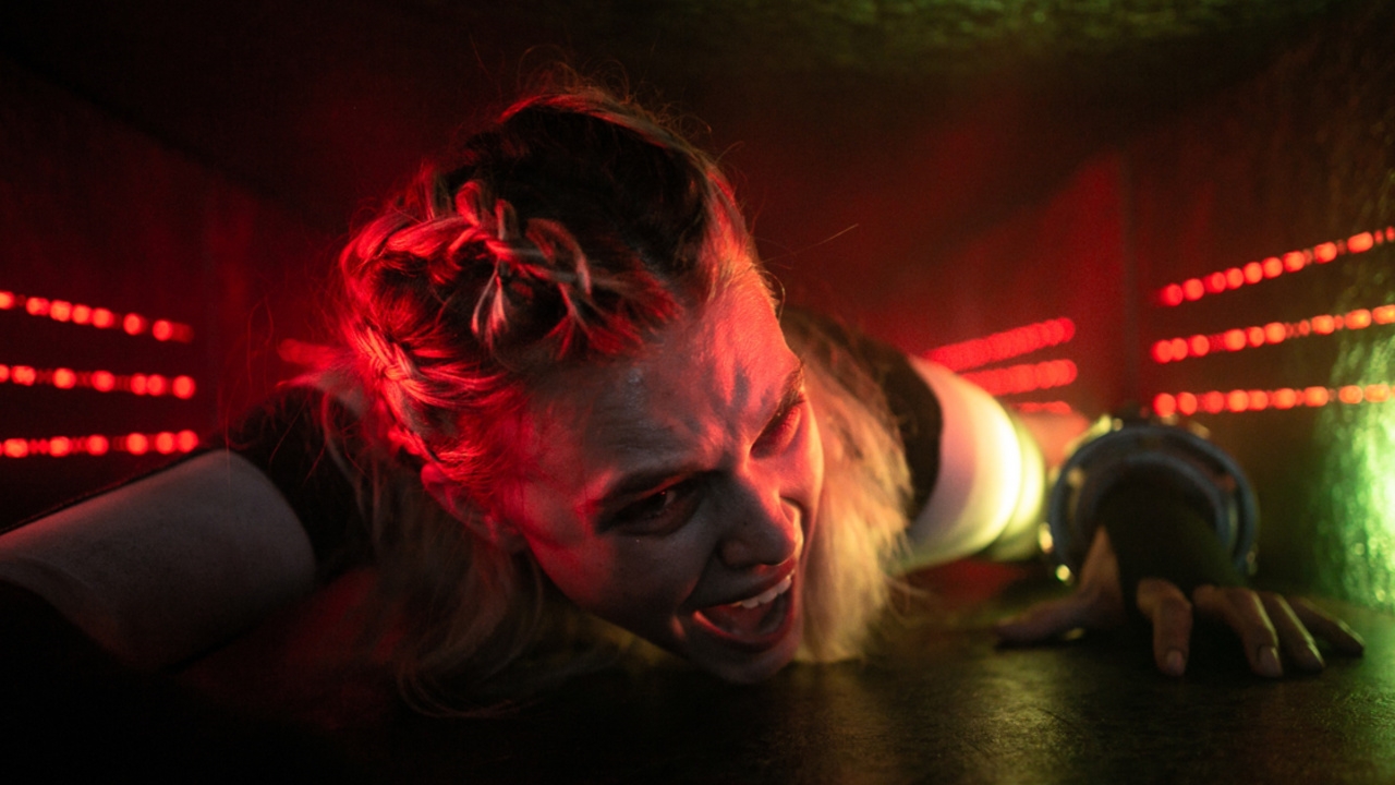 zdjęcie: krzycząca kobieta w ciasnej oświetlonej na czerwono przestrzeni